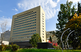 札幌医科大学附属病院 徒歩6分（約480m）